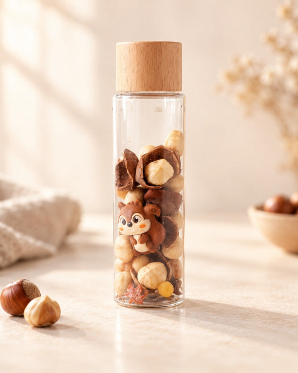 Bouteille sensorielle Croq'noisette : un écureuil et des noisettes dans une bouteille en plastique transparent au bouchon en bois