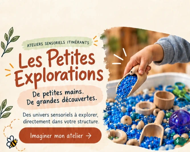 Un enfant verse des billes bleues avec une pelle en bois dans un bac sensoriel